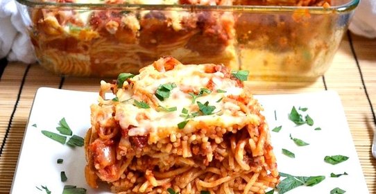 Запеченные спагетти с сосисками