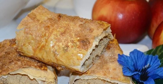 Штрудель с яблоками из лаваша