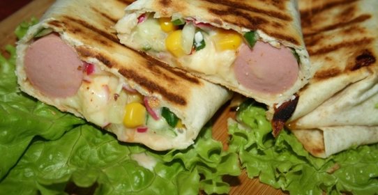 Тортильи с сосисками и овощным салатом