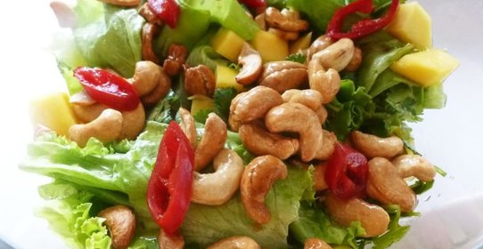 Салат с манго и кешью