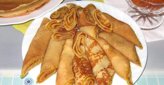 Блины с абрикосовым повидлом