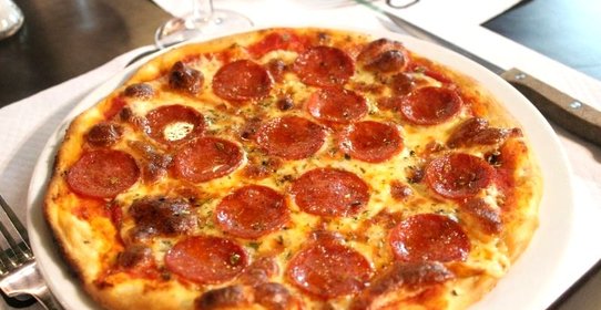 Пицца по-домашнему с колбасой