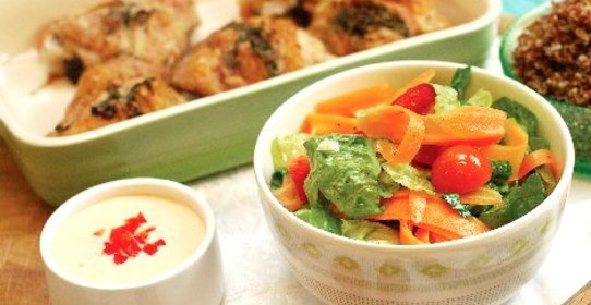 Хрустящая курица с пряностями и салатом