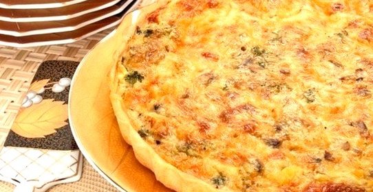 Лоранский пирог курицей, грибами и брокколи