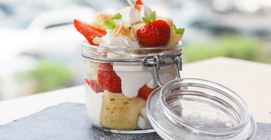 Апельсиновый бисквит с клубникой