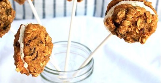 Мини-сэндвичи с овсяным печеньем и коричным мороженым на палочке