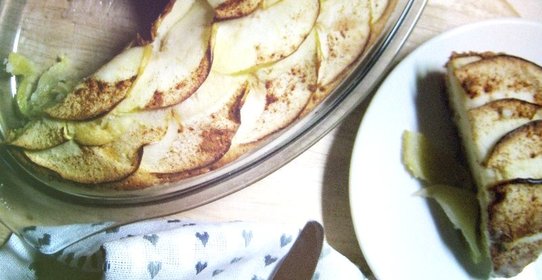 Шарлотка с корицей и яблоками