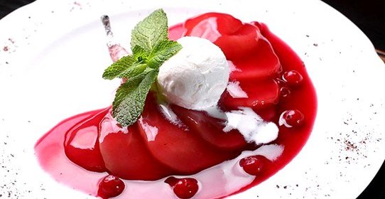 Груши, припущенные в портвейне с клюквенным соком, с сиропом из портвейна и йогуртовым кремом