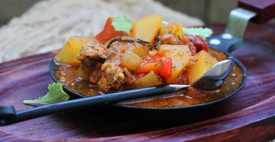 Картофельное рагу с фаршем и томатной пассатой