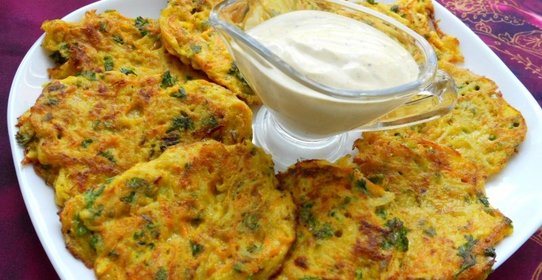 Оладьи овощные с соусом карри по-индийски