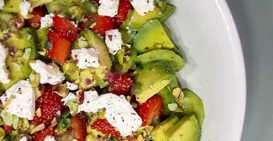 Салат с клубникой, авокадо и козьим сыром