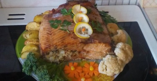 Кета в собственном соку, фаршированная рисом и грибами