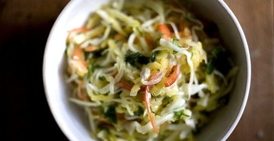 Салат из капусты, яблок, сладкого перца и семян подсолнечника