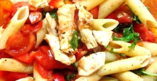 Теплый салат из пасты, курицы и шпината