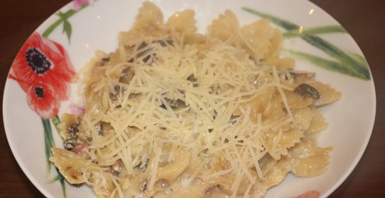Фарфалле с грибами и беконом в сливочном соусе