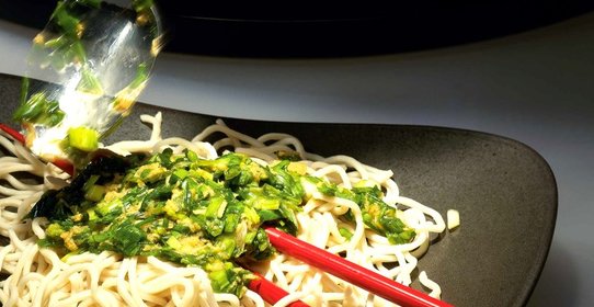 Пшеничная лапша с соусом из зеленого лука и имбиря