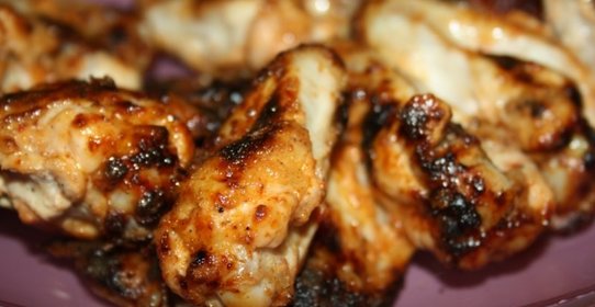 Куриные крылья в сметанно-перечном маринаде на шампурах в три прокола