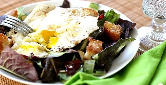 Яичница с тостами и салатом