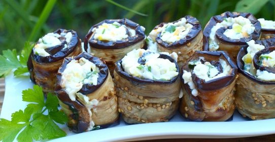 Рулетики из баклажанов с плавленым сыром и болгарским перцем