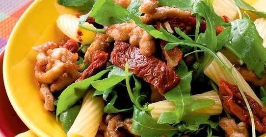 Салат с курицей, жаренной в корочке из прованских трав