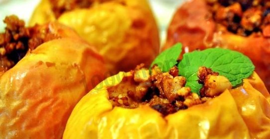 Запеченные яблоки в мультиварке