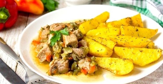 Свинина в огуречном рассоле с солёными огурцами и сладким перцем