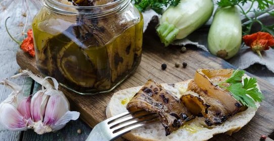 Кабачки-корнишоны гриль в пикантном маринаде