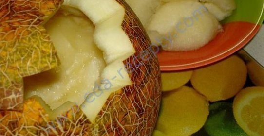 Курица с картошкой в дыне, запеченная в духовке по-узбекски