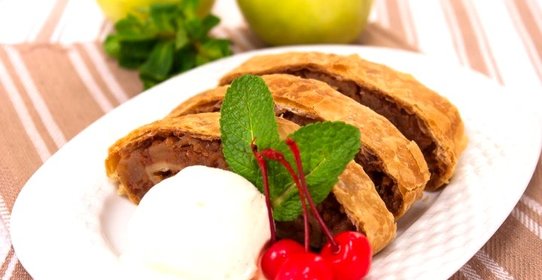 Рулет из слоеного теста с яблоками и орехами а-ля Штрудель