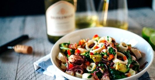 Салат из кальмаров и авокадо