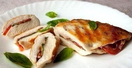 Куриное филе с томатами и базиликом