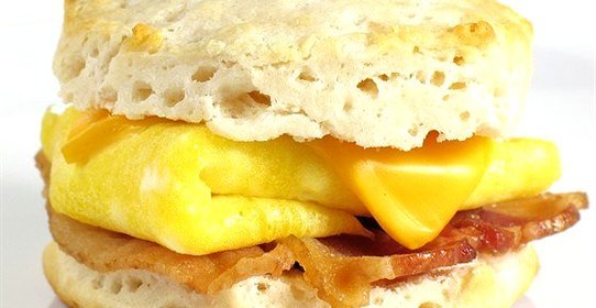 Бисквиты с чеддером и ветчиной