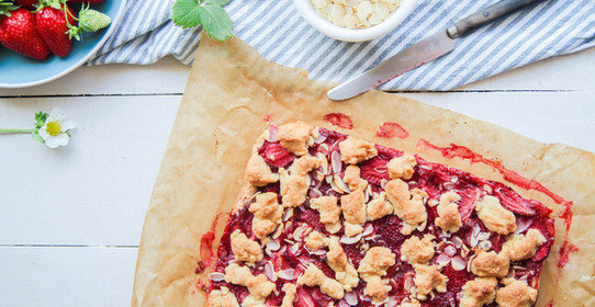 Миндальный пирог с клубникой