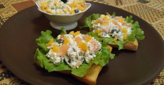 Полезные тосты с творогом и лососем