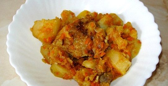 Картошка с куриными бедрышками и шампиньонами в мультиварке