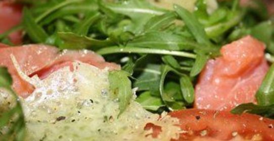 Легкий салат с вафлями из пармезана