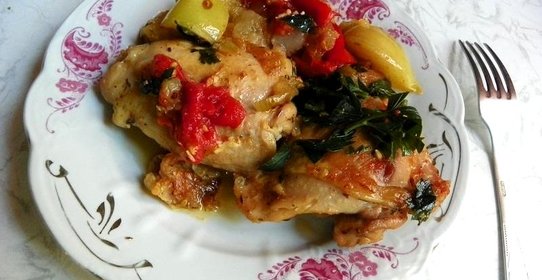 Куриные окорочка с помидорами и яблоками