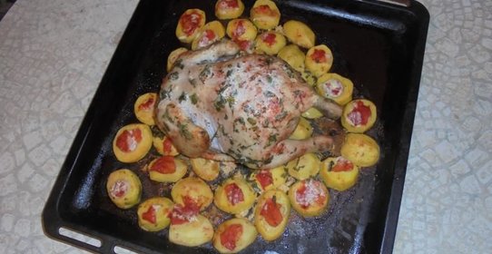 Курица, запечённая с овощами