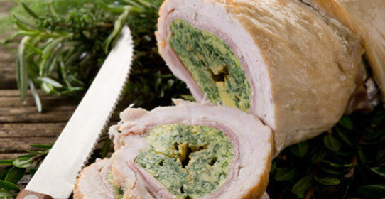 Мясные рулеты с начинкой из сыра и соуса песто