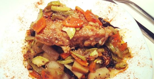 Курица с розмарином под овощами