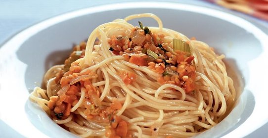 Спагетти с соусом из чечевицы