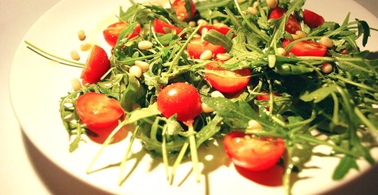 Руккола с помидорами и чесноком