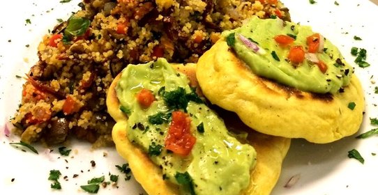 Кускус с запеченными овощами и оладьями из кукурузной муки и соусом из авокадо