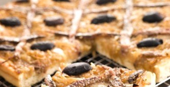 Слоенный пирог с анчоусами и оливками