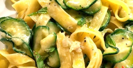Феттучини с цукини и мятой