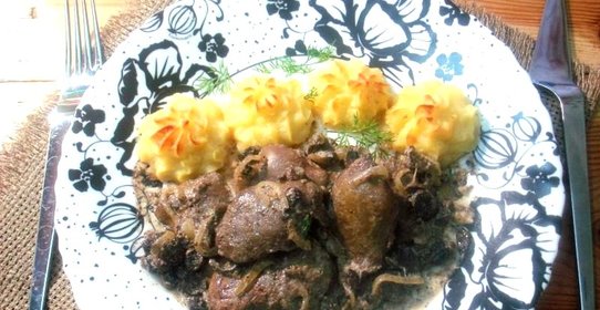 Куриная печень с шампиньонами и луком