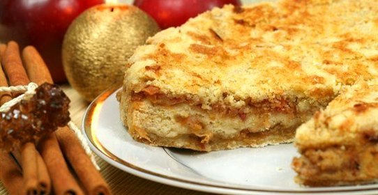 Шарлотка с орехами и корицей