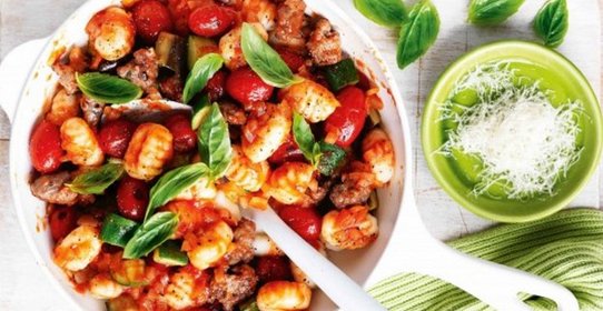 Ньокки с томатами, баклажанами и колбасами