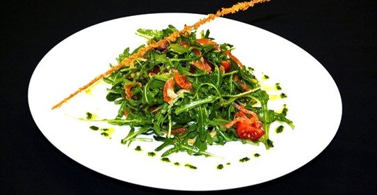 Салат с блинчиком и слабосоленым лососем