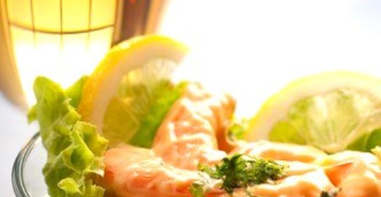 Коктейль из королевских креветок с черри и йогуртово-лимонным соусом